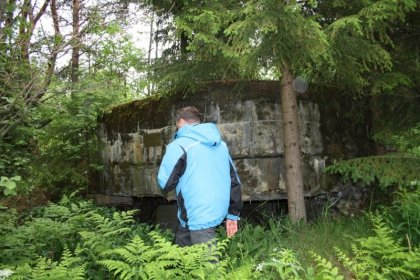 Härkämäen patteri_03 Betoninen tulenjohtoasema, jonka seinässä on muistolaatta_Kuva E Marttila