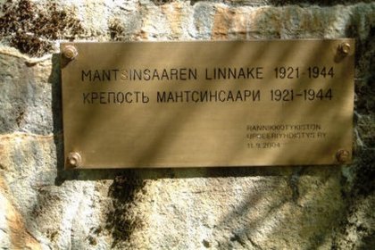 Härkämäen patteri_04 Tulenjohtoaseman seinään kiinnitetty muistolaatta_Kuva A Viljanen Matkaviljanen