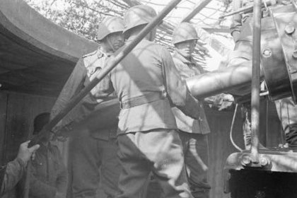 Härkämäen patterin tj_06 Patteri ampumassa tuli-iskua heinäkuussa 1944_SA-kuva 6-7-1944