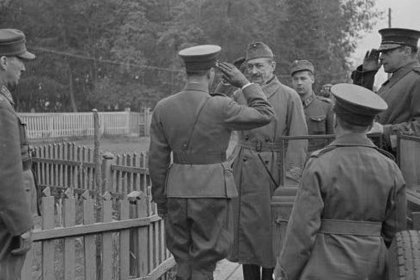 Aunuksenkaupunki_01 Mannerheim käynnillä Aunuksenkaupungissa syyskuussa 1941_AKn komentaja, kenrm Talvela teki ilmoituksen_SA-kuva 10-9-1941