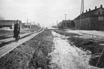 Aunuksenkaupunki_03 Kaupungin pääkatu asemasodan aikana, oikealla Lottahovi_Kuva Eeva Jutila