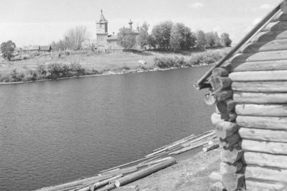 Taisteluosaston reitti_02 TstOs Häkkinen valtasi Tuuksan kirkon maastossa Aunusjoen ylittävän sillan ja otti sillanpääaseman _SA-kuva 12-7-1942