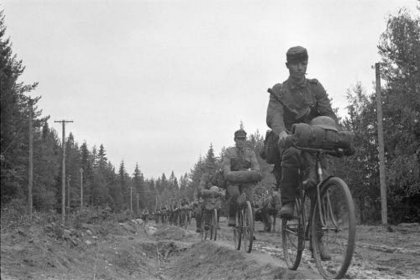 Taisteluosaston reitti_03 Polkupyöjäjoukot etenevät kohti Aunuksenkaupunkia syyskuussa 1941_SA-kuva 5-9-1941