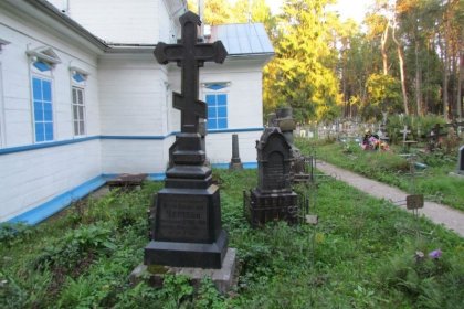 Pyhän Marian kirkko_03 Kirkon vieressä on suuria hautakiviä_Kuva E Naukkarinen syyskuu 2014