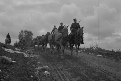Kaskana_03 Tykistö marssilla_SA-kuva 15-9-1941