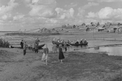 Joensuu_01 Vene liukumassa Pitkäjärvelle_Taustalla Joensuun kylä_SA-kuva 18-8-1942