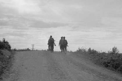 Joensuu_04 JR 4n soturit marssilla Kuujärven tiellä_SA-kuva 22-6-1944