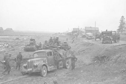 Alavoisen ponttonisilta Aunus_04 Kolonna odottaa ponttonisillan valmistumista_SA-kuva 5-9-1941