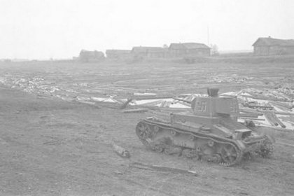 Alavoisen ponttonisilta Aunus_05 Panssari etenee tukkeja täynnä olevan Aunusjoen rantaa_SA-kuva 5-9-1941