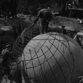 Linjatien pohjoispuolen pallokorsut Podporoze Syväri_02 Yhden pallon raudoitukseen käytettiin 580 kg metallia_SA-kuva 18-5-1944