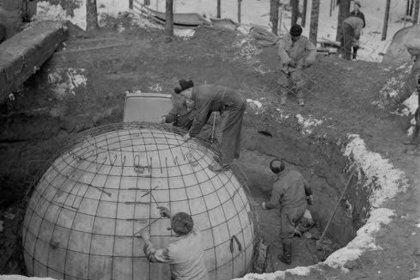 Linjatien pohjoispuolen pallokorsut Podporoze Syväri_03 Pallokorsun raudoitusta viimeistellään_SA-kuva 16-3-1944
