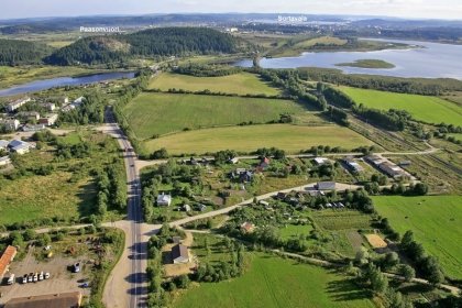 Paasonvuori Sortavala_01 Paasonvuoren laki vasemmalla, Sortavala oikeassa ylänurkassa_Kuva A Halttunen Paramotor fi elokuu 2011
