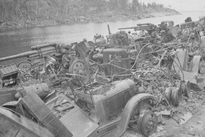 Venäläisen 168.Dn muistomerkki Rytty_04 Divisioonan joukot pakenivat Laatokalle, kalusto jäi rannoille hujan hajan elokuussa 1941_SA-kuva 29-8-1941