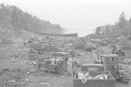 Venäläisen 168.Dn muistomerkki Rytty_06 Laatokan pohjoisrannikolle hylättyä kalustoa ja sotamateriaalia_SA-kuva 29-8-1941