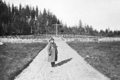 Jeroisen kenttähautausmaa Suojärvi_02 Saksalaisten ja suomalaisten sankarivainajien kenttähautausmaa lokakuussa 1941_SA-kuva 15-10-1941