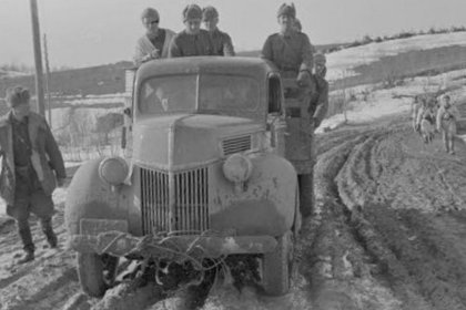 Sakspuron maantiesilta Pertjärvi Syväri_03 Keväinen tie Pertjärvellä_SA-kuva 17-4-1942