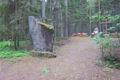 Joukkoteloituspaikka Mustajoki Puutoinen_03 Muistomerkin porttikivi metsässä_Kuva E Naukkarinen heinäkuu 2017