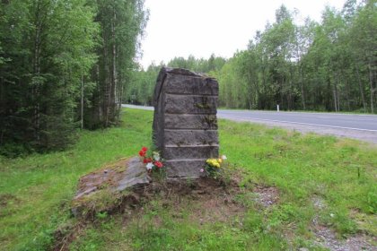 Joukkoteloituspaikka Mustajoki Puutoinen_04 Valtatien varren graniittinen merkkikivi_Kuva E Naukkarinen heinäkuu 2017