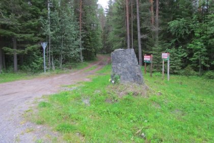 Joukkoteloituspaikka Mustajoki Puutoinen_05 Ajopolku 200 metriä vie muistomerkin luo_Kuva E Naukkarinen heinäkuu 2017