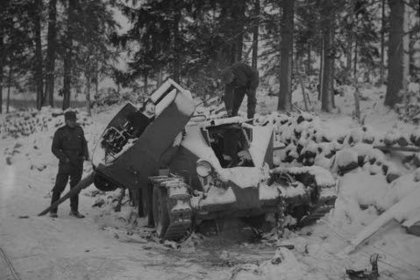Mäntyselkä Aunus_02 Vihollisen hyökkäysvaunu on tuhottu Mäntyselässä_SA-kuva 27-10-1941