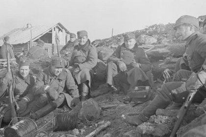 Mäntyselkä Aunus_03 Mäntyselän valtaajia taistelun melskeen tauottua_SA-kuva 25-10-1941