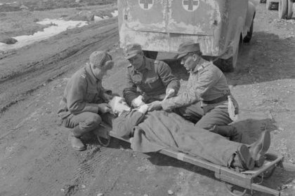 Mäntyselkä Aunus_04 Haavoittunut on tuotu kenttäsairaalaan Mäntyselkään_SA-kuva 5-12-1942