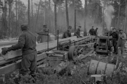 Soutajärvi Aunus_02 Pioneerijoukkojemme mobiili kenttäsaha tekee siltalankkuja Soutajärvellä_SA-kuva 25-10-1941