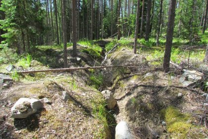 Loimola kaakko_11 U-aseman etulinjan taisteluvarustukset erottuvat maastossa hyvin_Kuva E Naukkarinen heinäkuu 2017