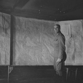 Semsjärvi Aunus_02 Maaselän Ryhmän esikuntapäällikkö eversti Savonjousi karttojen edessä kesäkuussa 1942_SA-kuva 27-6-1942