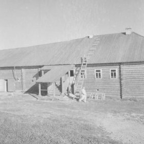 Semsjärvi Aunus_04 Kenraali Laatikainen menossa saunaan asuintalonsa edustalla_SA-kuva 27-6-1942