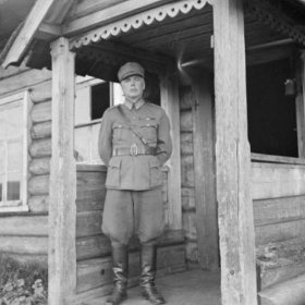 Lahdentaus Aunus_02 Eversti Jonkka asuintalonsa kuistilla Lahdentauksen kylässä syyskuussa 1943_SA-kuva 1-9-1943