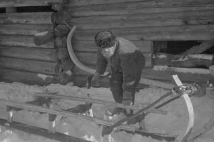 Kirvesvaara Aunus_02 Eräs kylän rekimestareista työssään_SA-kuva 1-11-1941