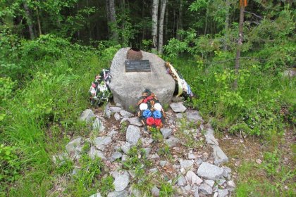 Kirvesvaara Aunus_03 Partisaaniradisti Melentjevan muistoksi aseteltu  kivi maantien varressa 15,0 km Jouhivaaran länsipuolella heinäkuussa 2017_Kuva E Naukkarinen
