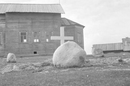 Paateneen Pogosta Seesjärvi Aunus_02 Kirkon viereen ristin kohdalle haudattiin paatenelainen sankarivainaja kesäkuussa 1942_SA-kuva 1-7-1942