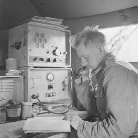 Karjalan Maaselkä Seesjärvi_08 Maaselän ilmavalvonta-aseman päivystäjä antamassa ilmoitusta_SA-kuva 21-8-1943