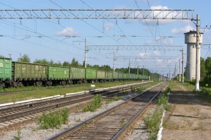 Maaselän rautatieasema_03 Näkymä asemalta pohjoiseen kesäkuussa 2013_Oikealla vesitorni_Kuva J Heikkilä