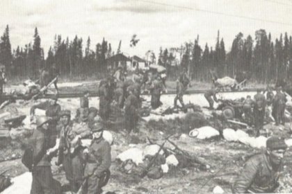 Kolhoosimäen seisake Viena_01 Näkymä Kolhoosimäen seisakkeelta_Taustalla näkyy Kolhoosimäen taloja_SA-kuva O Hyvösen kirjasta v 1986