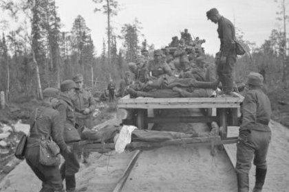 Kolhoosimäen seisake Viena_02 Haavoittuneita ja kaatuneita lastataan lavetille Kolhoosimäen seisakkeella elokuussa 1941_SA-kuva 15-8-1941