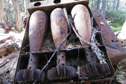 Kolhoosimäen seisake Viena_07 Suomalaisia kevyen heittimen kranaatteja kantolaatikossaan seisakkeen maastossa syyskuussa 2017_Kuva E Naukkarinen