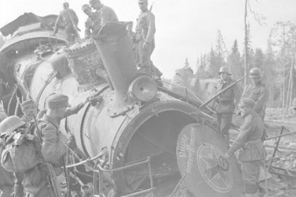 Veturipuro Kiestinki_03 Näkymä Veturipurolta elokuussa 1941_Poikamme tutkivat neuvostoveturia_SA-kuva 15-8-1941