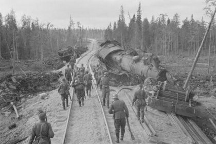 Veturipuro Kiestinki_04 Joukkojemme edettyä tähän venäläiset olivat ehtineet  korjata Stukien pommittaman radan_SA-kuva 15-8-1941