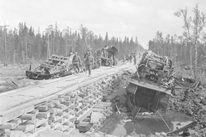 Veturipuro Kiestinki_06 Näkymä Veturipurolta elokuussa 1941_Pommikuopat ja tuhoutuneen sillan kohta oli ladottu täyteen ratapölkkyjä_SA-kuva 15-8-1941