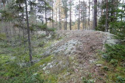 Venäläinen sotilaslentokenttä Salmi_05 Sirpalesuojan penger kentän kaakkoispäässä_Kuva E Naukkarinen syyskuu 2017