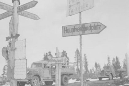 Neljän tien risteys Kiestinki Viena_06 Kolonna matkalla etulinjasta Louhen suunnalta risteyksen läpi toukokuussa 1942_SA-kuva 9-5-1942