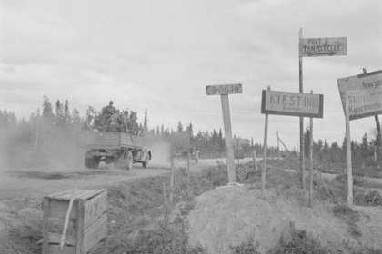 Neljän tien risteys Kiestinki Viena_07 Kolonna matkalla etulinjaan Louhen suuntaan elokuussa 1941_SA-kuva 15-8-1941