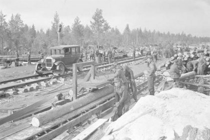 Kiestingin radan päätepysäkki_08 Poikiamme kenttäsahaamassa ratapölkkyjä Kiestingin pysäkillä elokuussa 1941_SA-kuva 15-8-1941