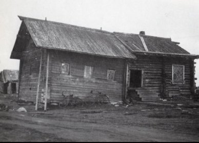 Kiestinki vanha rakennus pienet ikkunat 120941