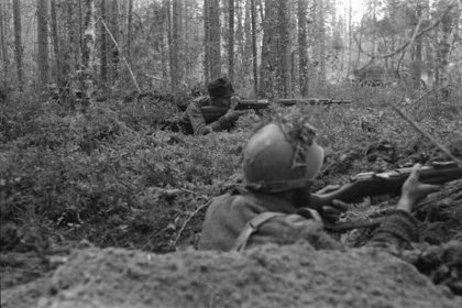 JR 12 etulinja Lohivaara Viena_04 Etulinjan miehet poteroissaan_SA-kuva 14-8-1941