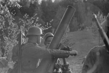 Krh-tuliasemat Lohivaara Kiestinki Viena_04 Kranaatinheitinmiehistö työssään_SA-kuva 29-6-1942