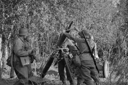 Krh-tuliasemat Lohivaara Kiestinki Viena_05 Kranaatinheitinmiehistö työssään_SA-kuva 29-6-1942